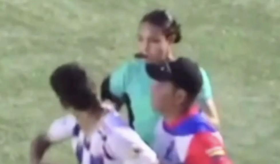 开云体育-太阳报：哥伦比亚一女裁判出示红牌后，遭到了球员掌掴