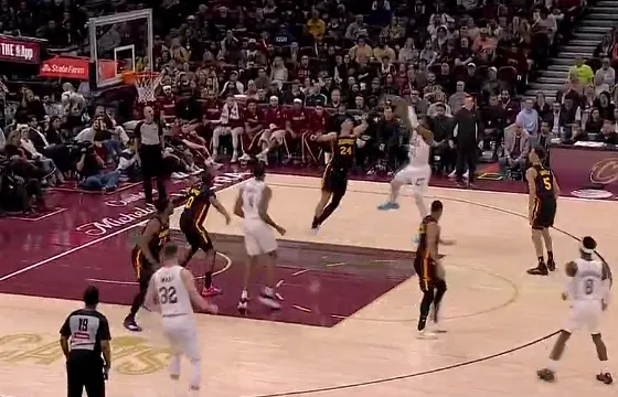 开云体育app-米切尔遭遇贴防连续转身后仰中投命中，4中4得分已上双