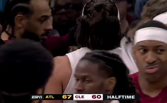 开云体育-半场：骑士以60-67落后老鹰，莫布利16+10米切尔14分